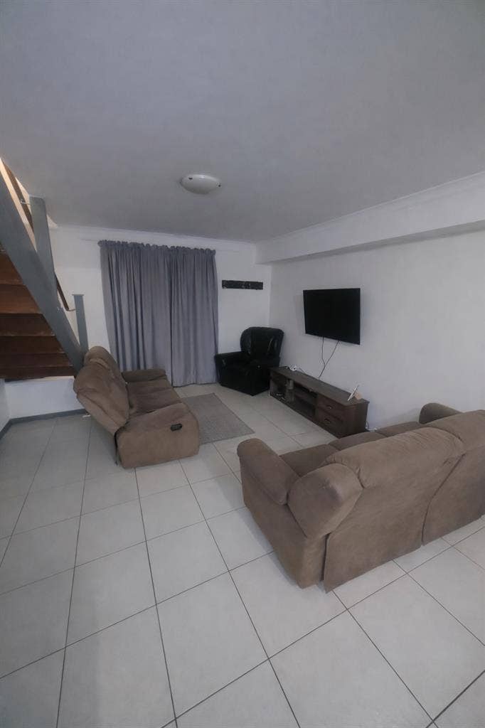 Urgent Flat to share in Protea Heig