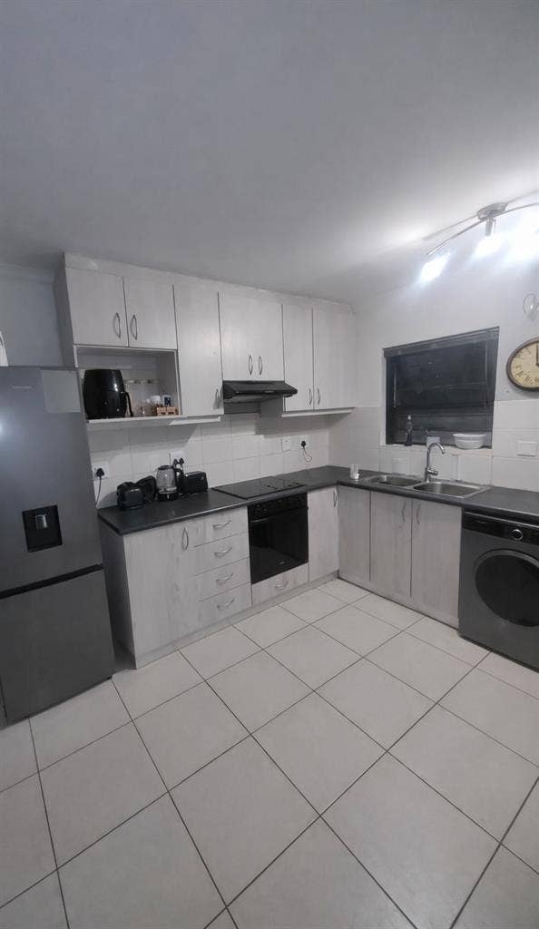Urgent Flat to share in Protea Heig