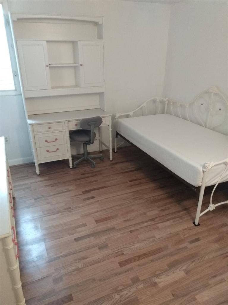 ROOM in SHARED House MATURE LADIES
