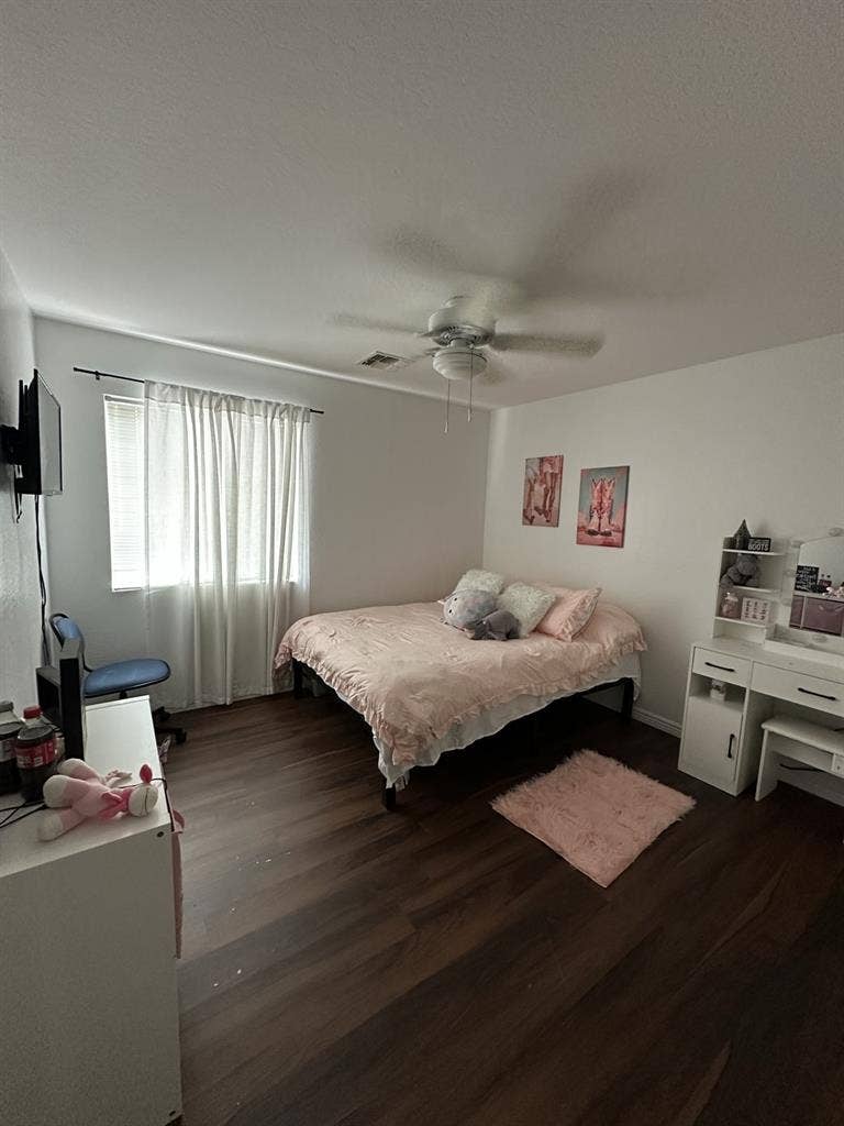 Female Roomate wanted