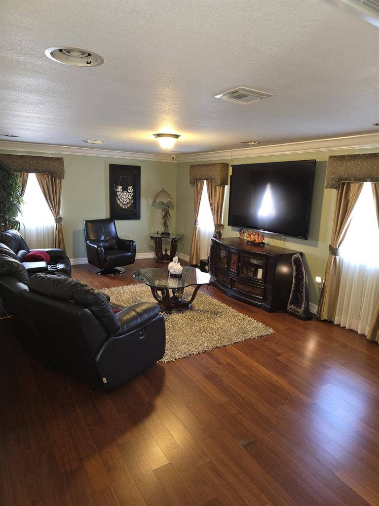 Lakefront Room w/Private Bath/gated