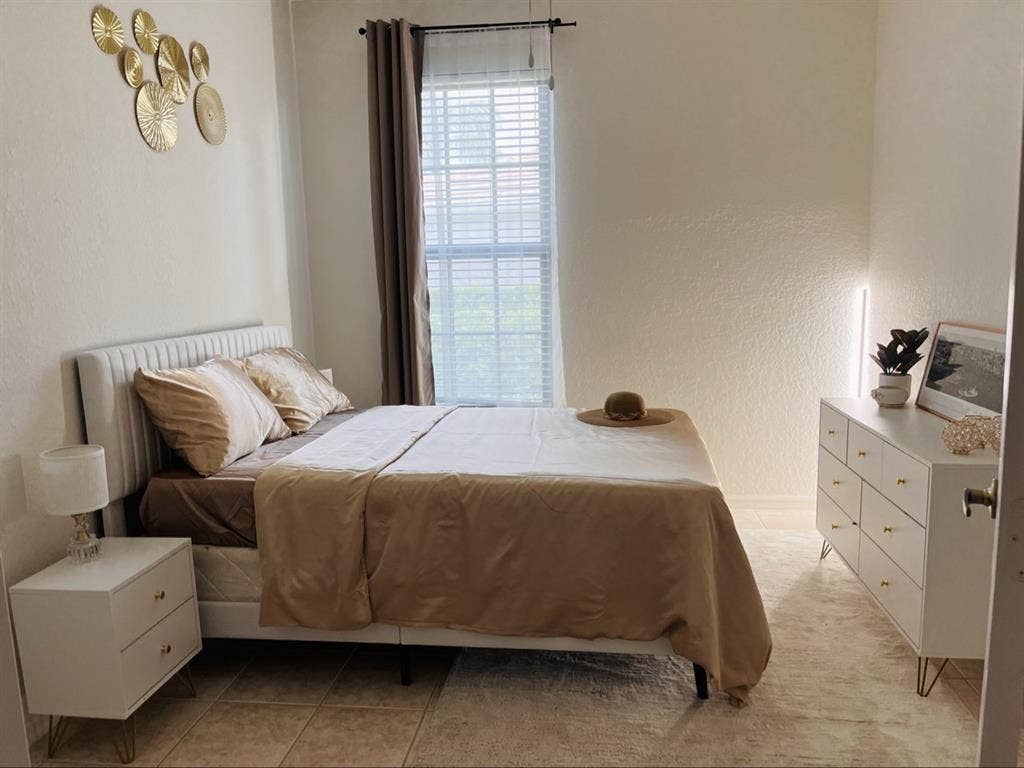 Room in a townhome- Berkshire Lakes