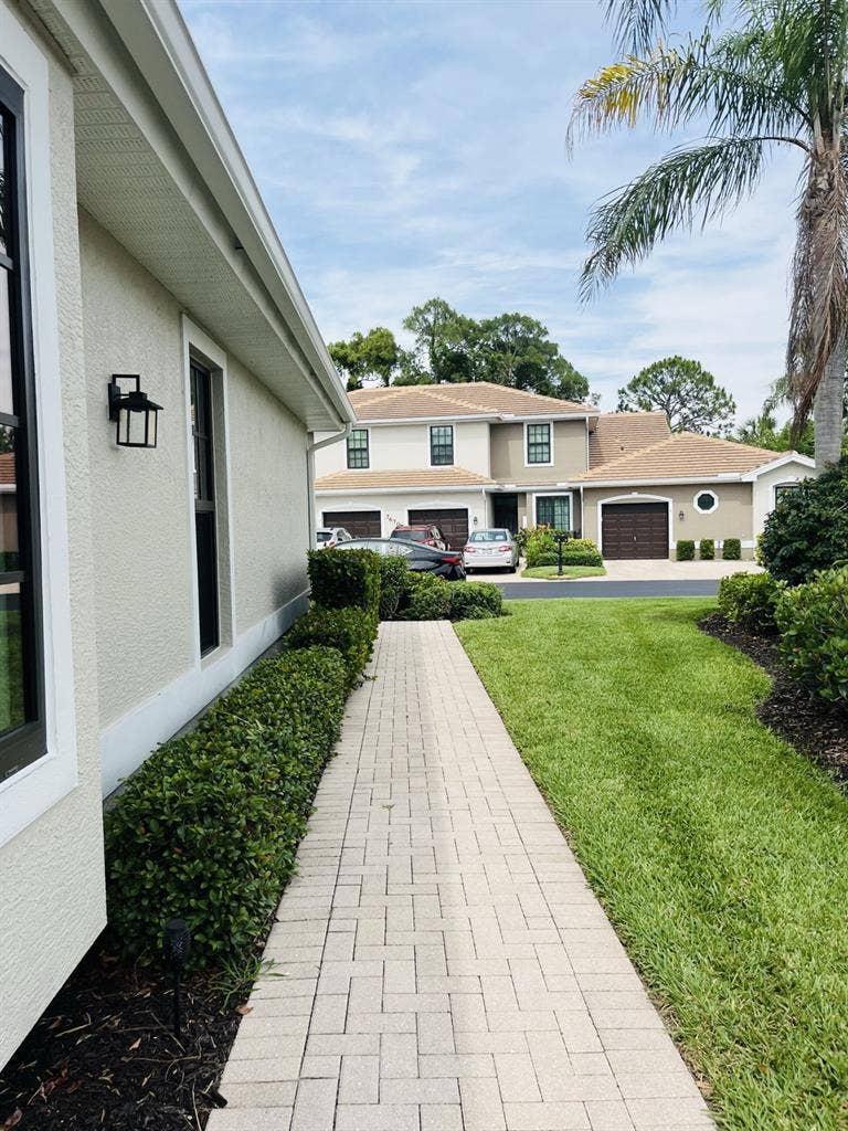 Room in a townhome- Berkshire Lakes