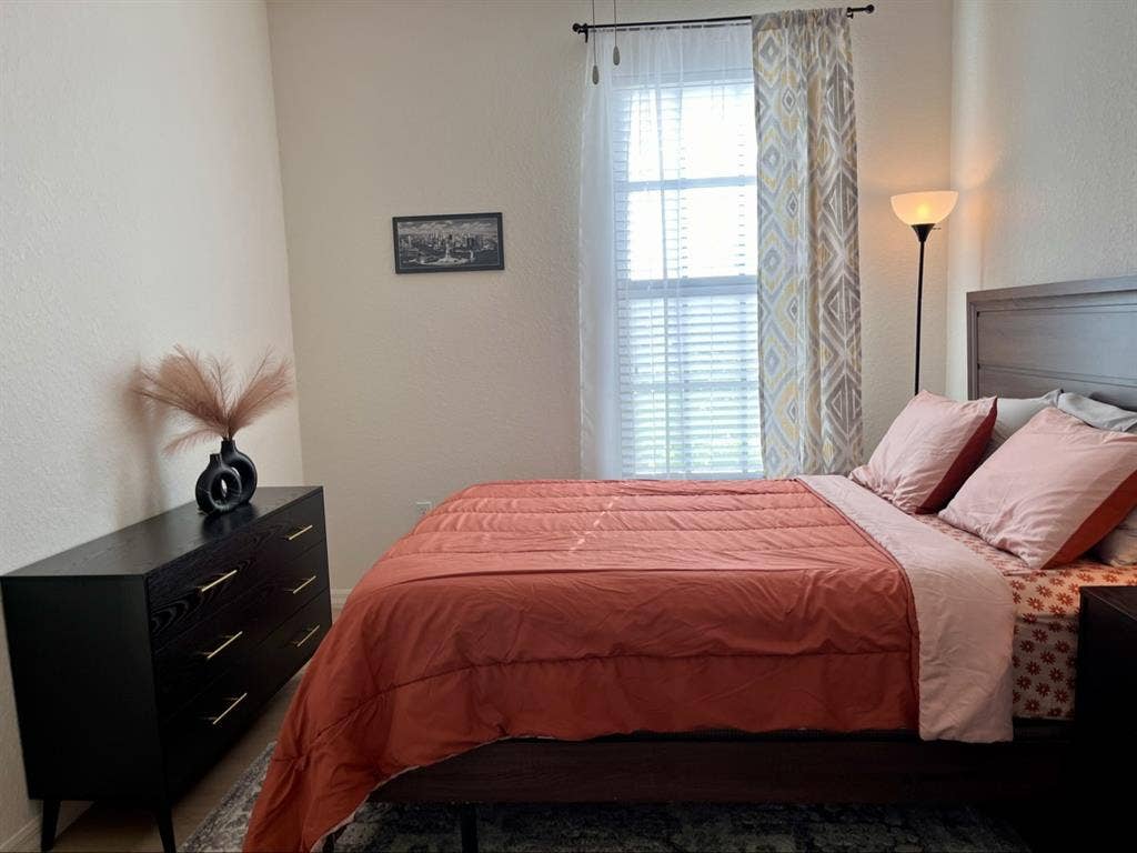 Room in a townhome- Berkshire Lakes