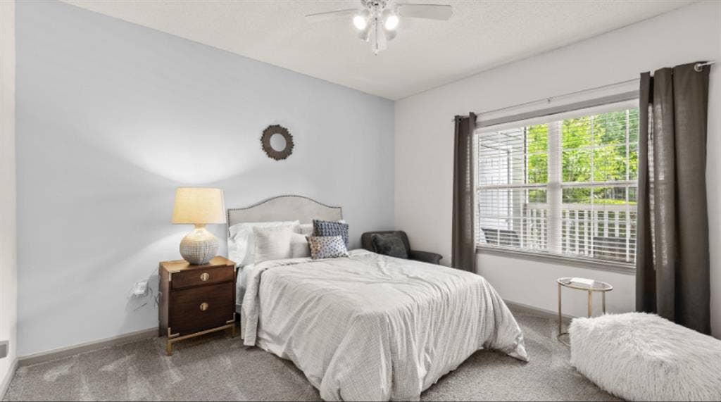 10 mins to Airport, AVAILABLE ASAP