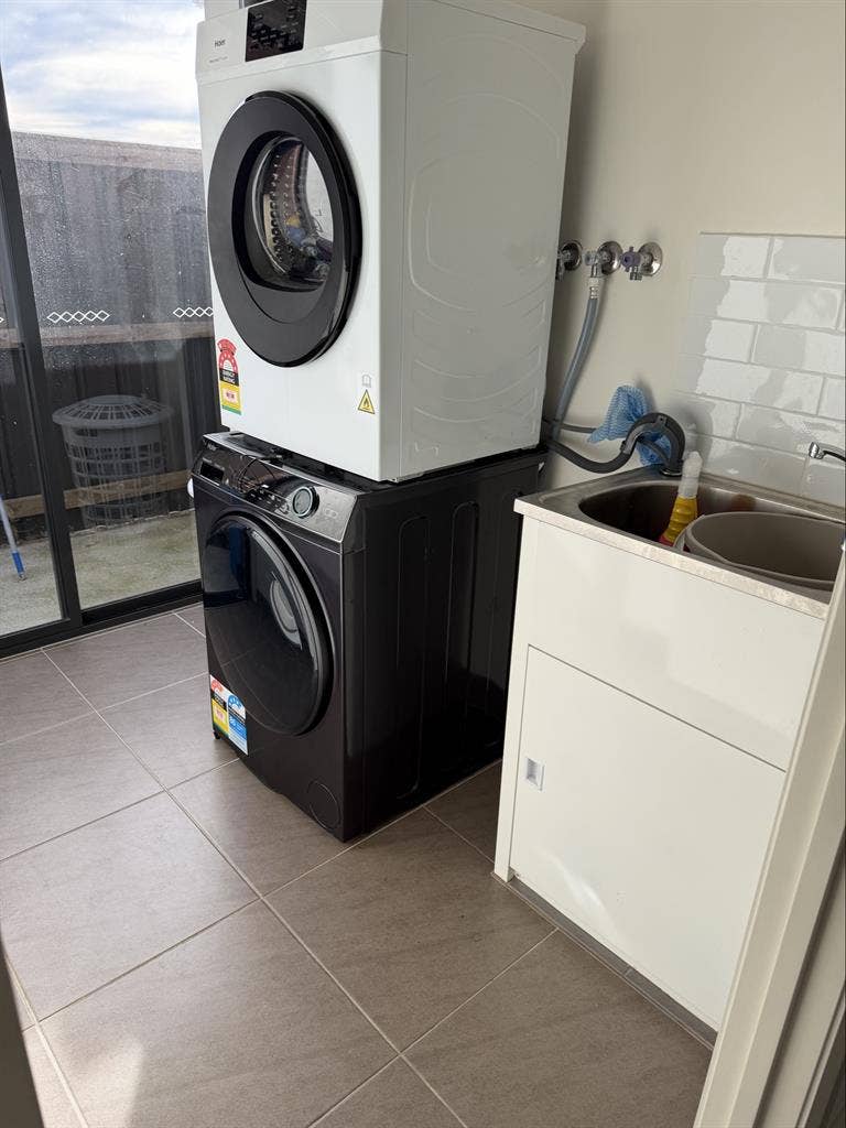 3x Room available in botanic Ridgee