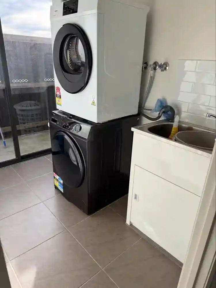 3x Room available in botanic Ridgee