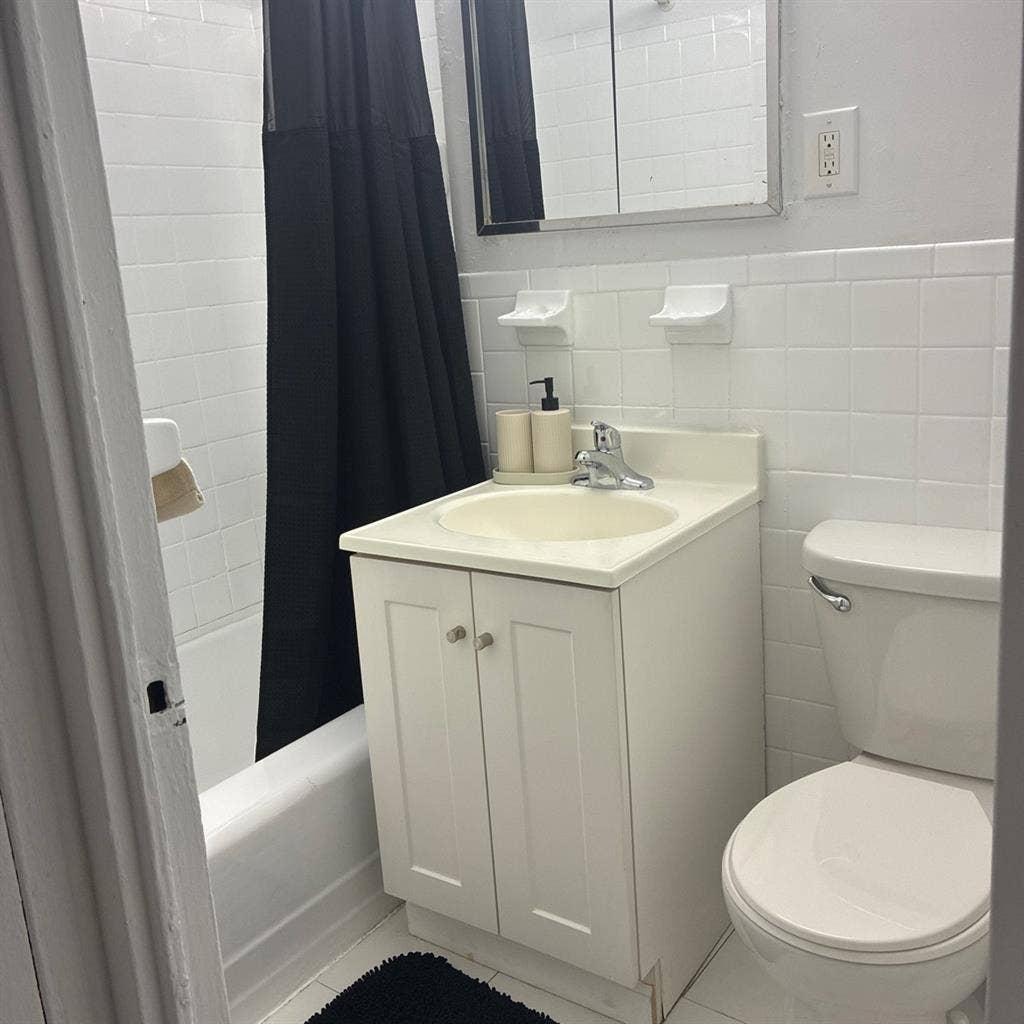 🏡 Modern Room in LeFrak City
