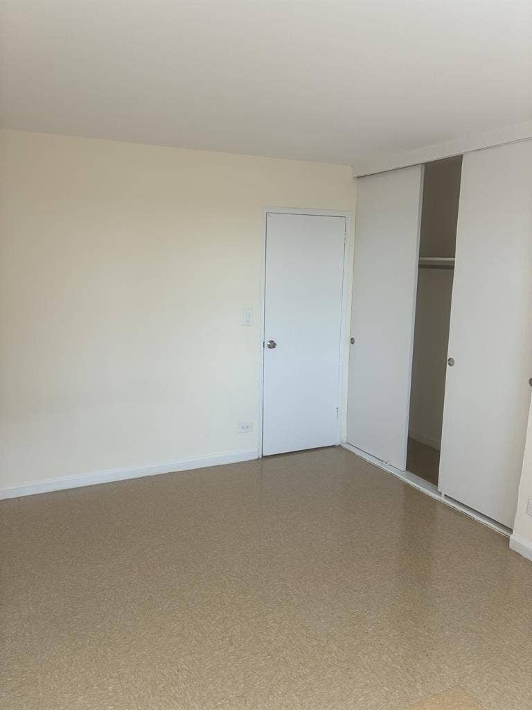 🏡 Modern Room in LeFrak City