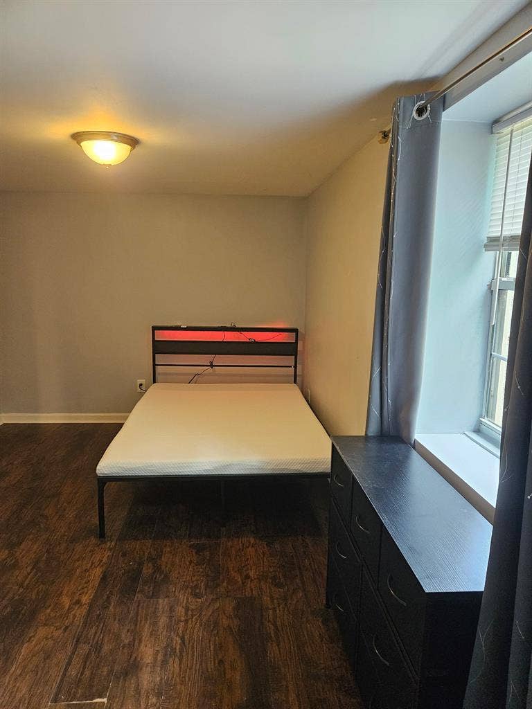 UNFURNISHED PRIVATE ROOMS FOR RENT!