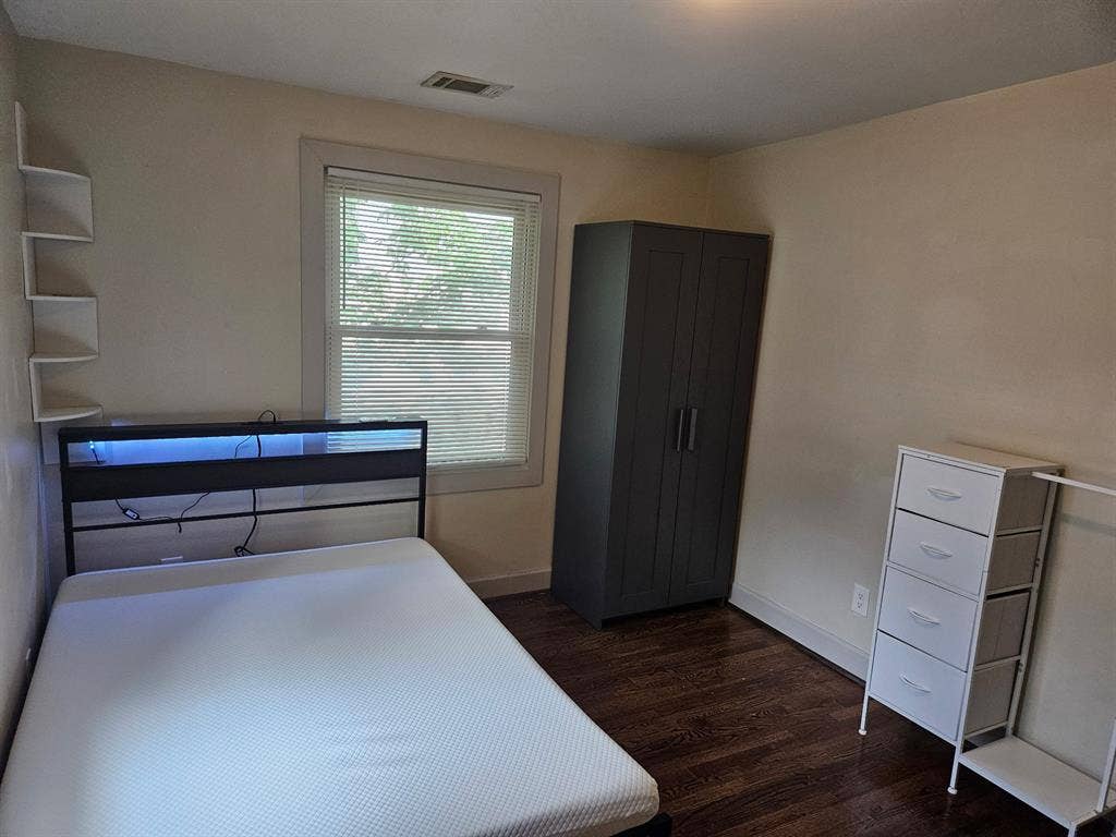 UNFURNISHED PRIVATE ROOMS FOR RENT!
