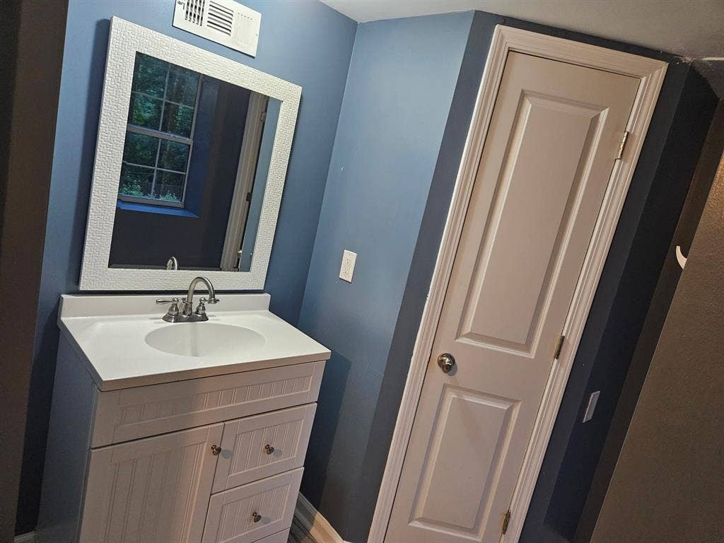 UNFURNISHED PRIVATE ROOMS FOR RENT!