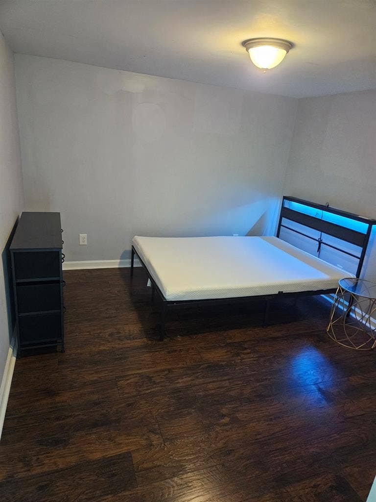 UNFURNISHED PRIVATE ROOMS FOR RENT!