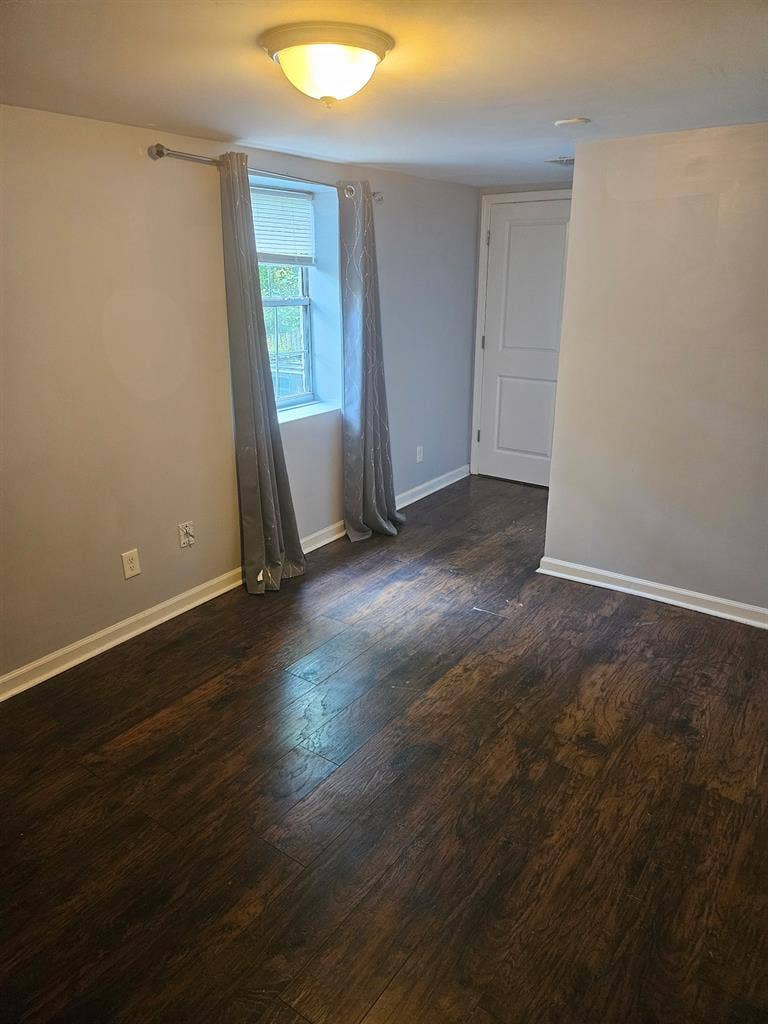 UNFURNISHED PRIVATE ROOMS FOR RENT!