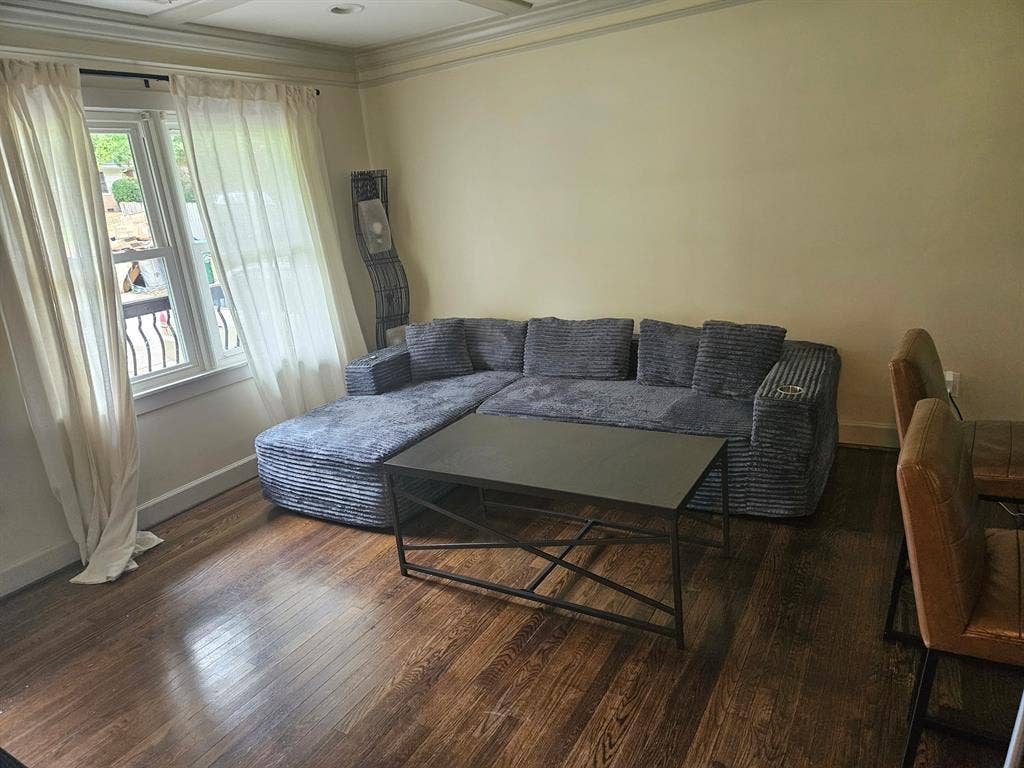 UNFURNISHED PRIVATE ROOMS FOR RENT!