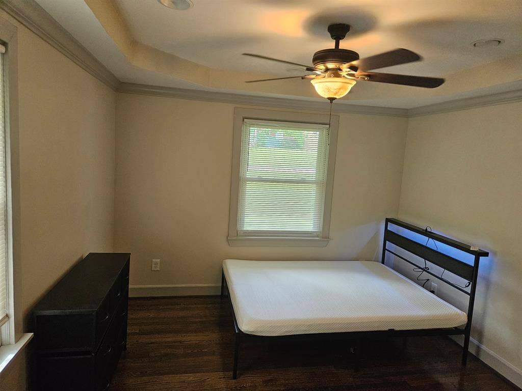 UNFURNISHED PRIVATE ROOMS FOR RENT!