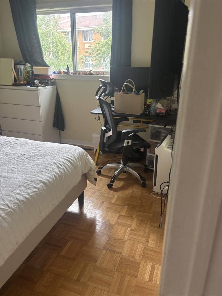 ROOM NEAR SQUARE ONE