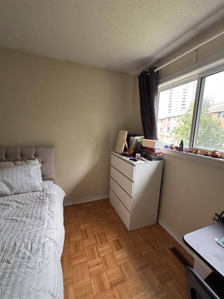 ROOM NEAR SQUARE ONE