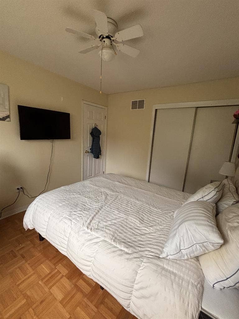 ROOM NEAR SQUARE ONE