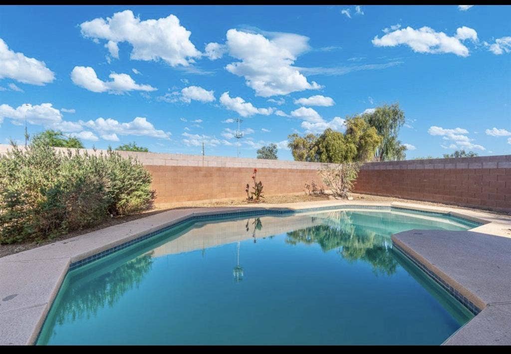 3 bed house with pool