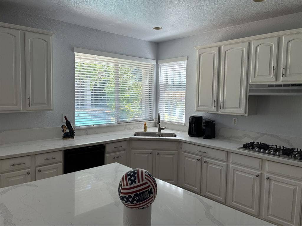 Large Room, Lake View, Pool, EG
