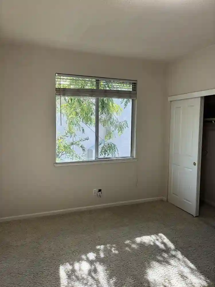 Large Room, Lake View, Pool, EG