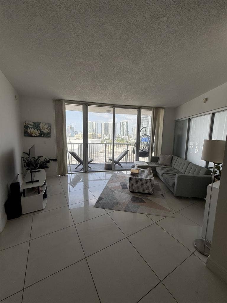 Looking for a roommate 2b/2b Miami