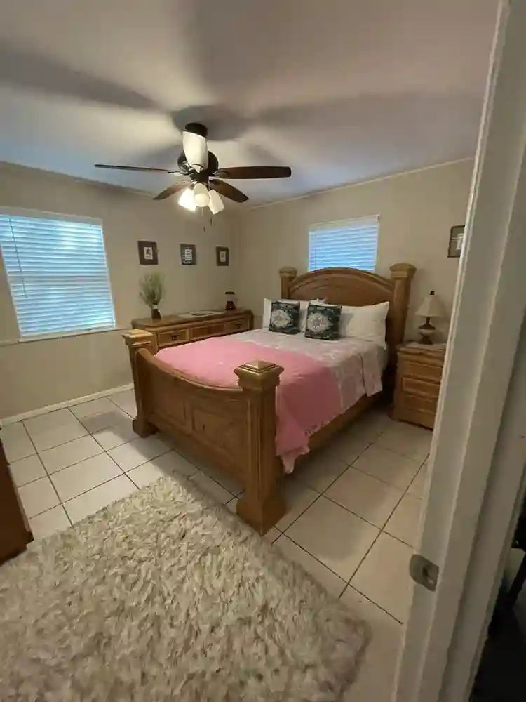 Large room for rent/house to share