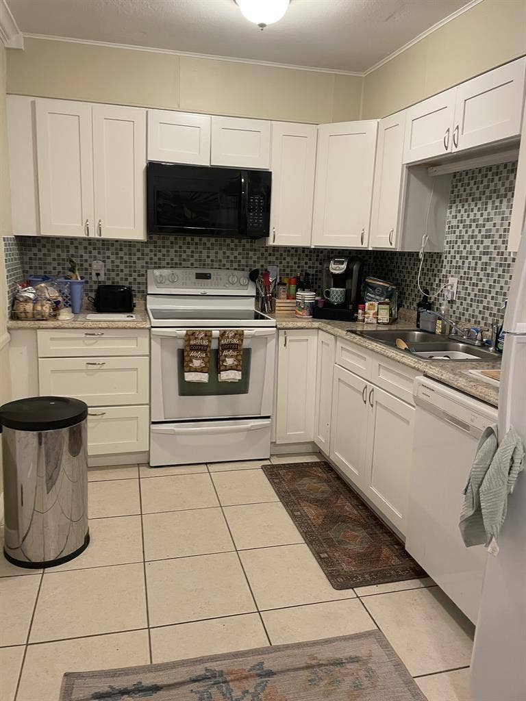 Large room for rent/house to share