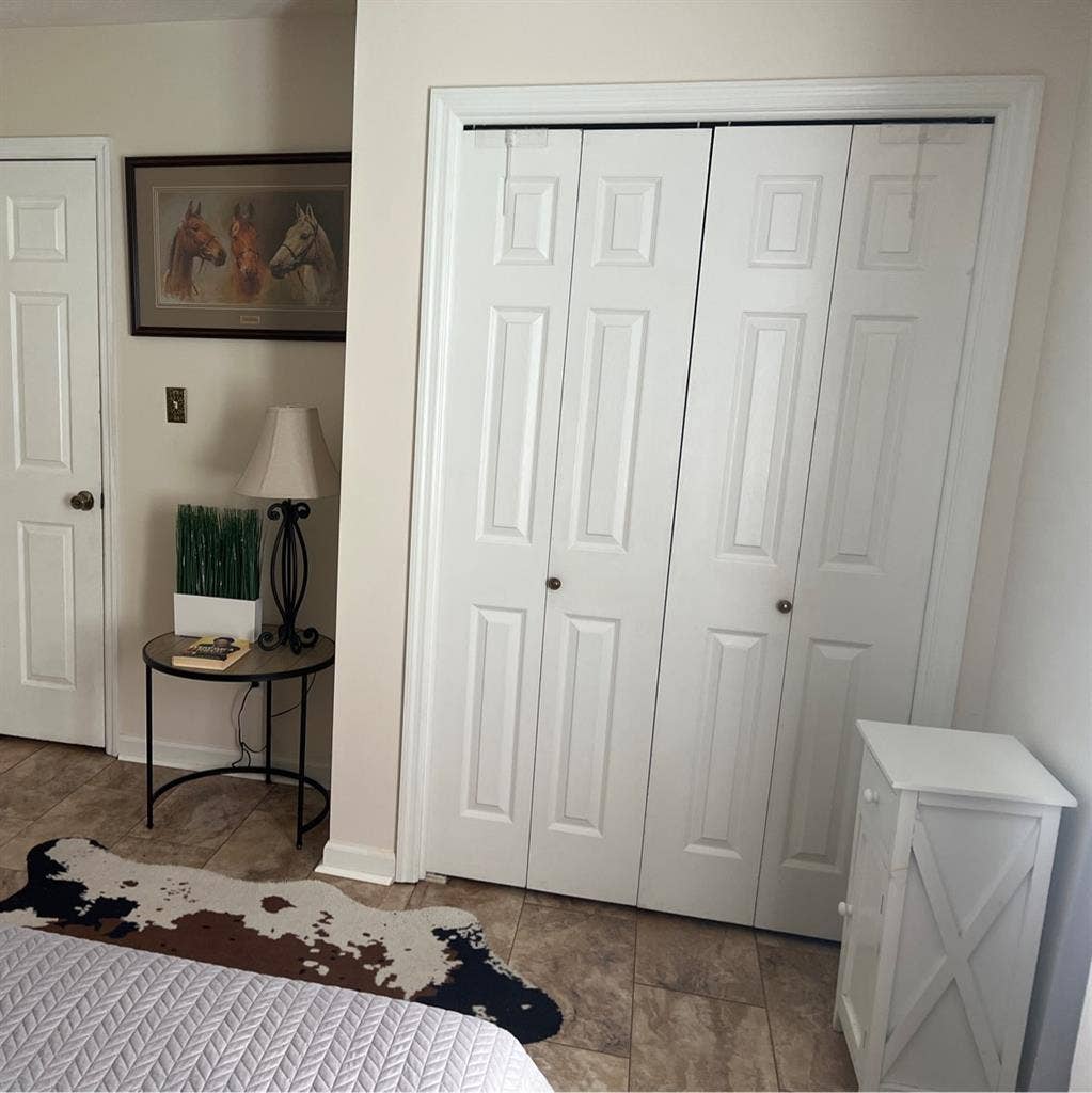 Horse lovers furnished room