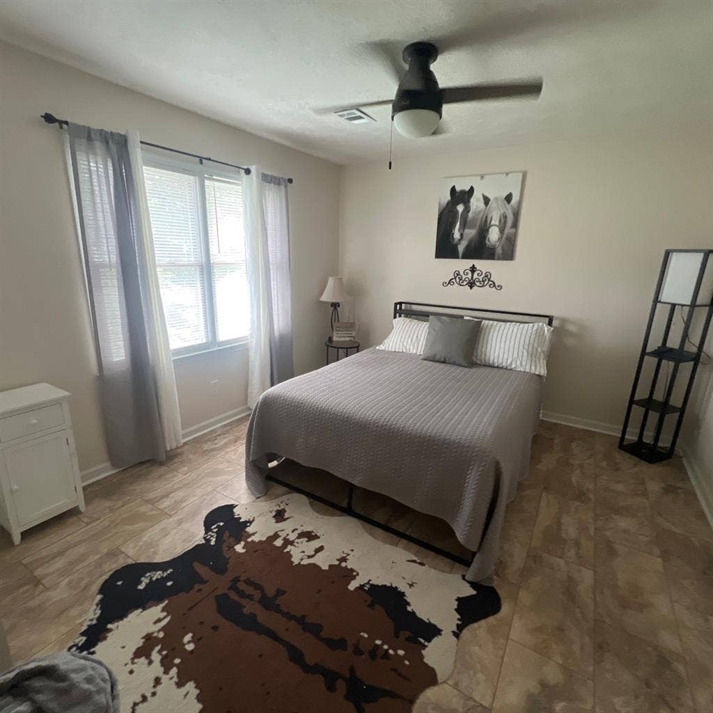 Horse lovers furnished room