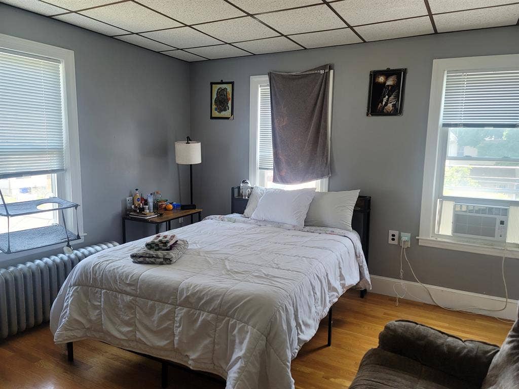 Looking for a roommate in Malden!
