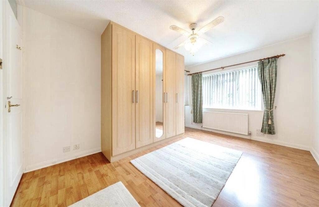 Double bedroom with balcony