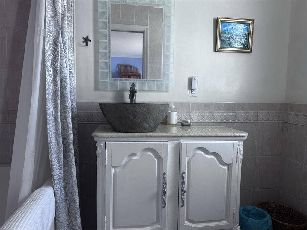 Studio 1 bdrm 1 bath shared laundry