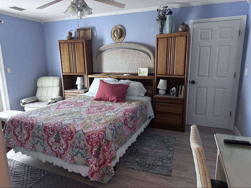 Studio 1 bdrm 1 bath shared laundry