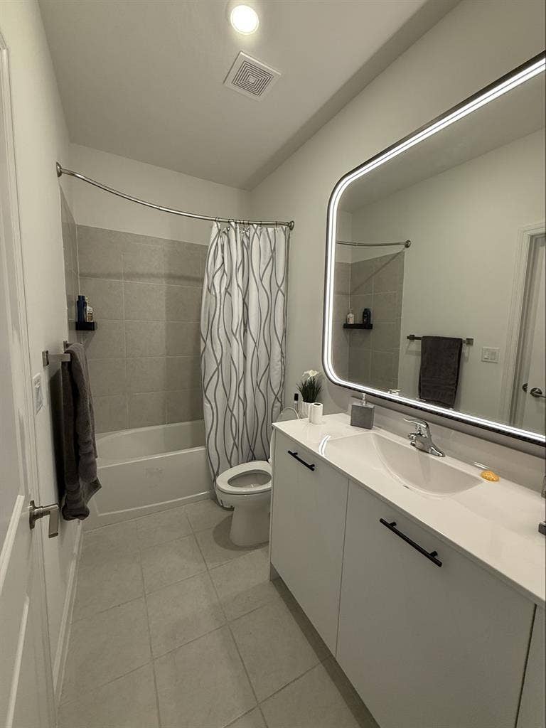 Room with private bathroomm
