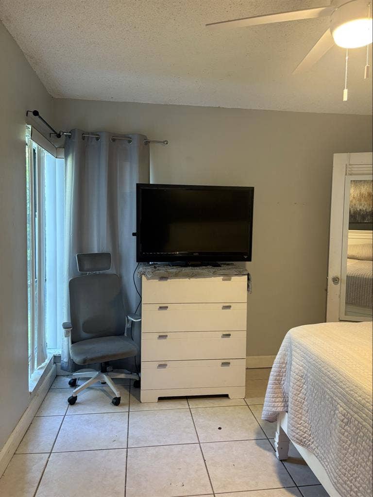 ROOM FOR RENT!