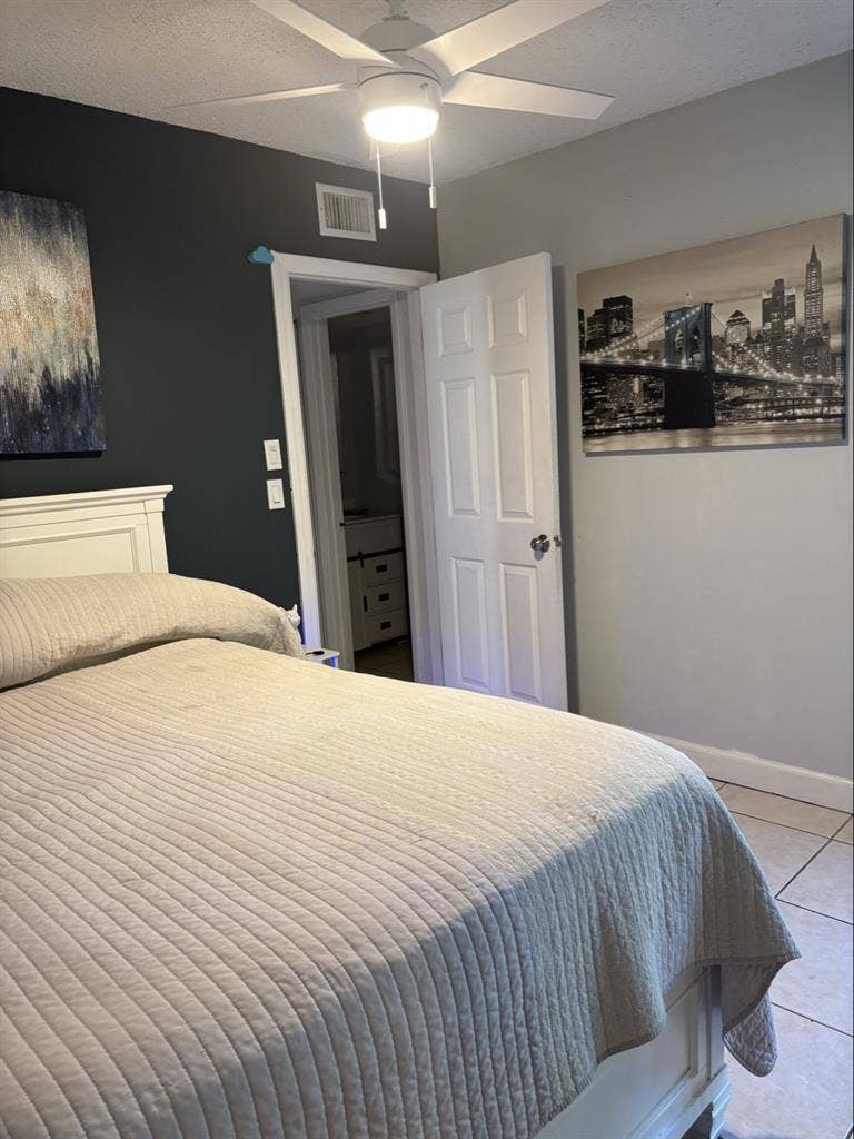 ROOM FOR RENT!