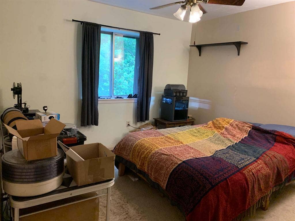 Looking for two roommates