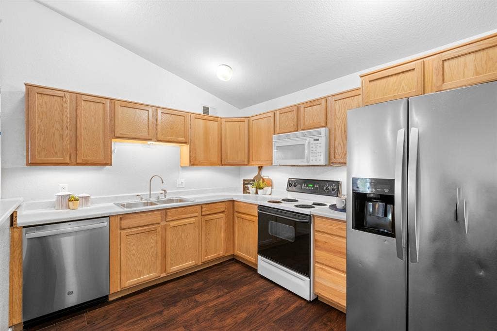 Private master suite, gated, $1200