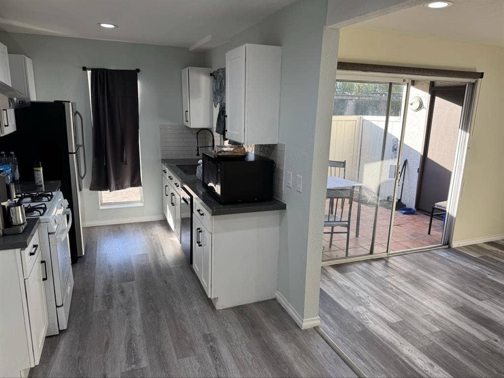 2 bedroom 2 bathrooms apt for share