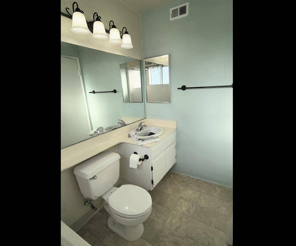 Room avail. Aug 1st - LGBT friendly