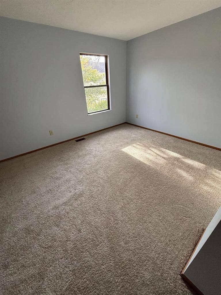 Looking for a Roommate - Townhouse