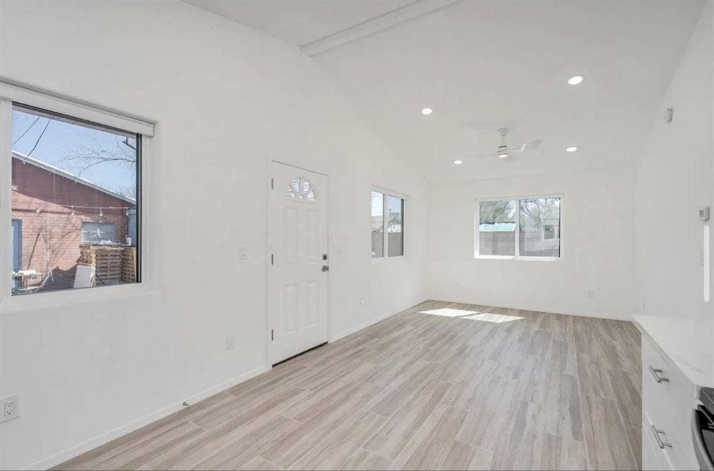 RENTAL HOUSE - 2 bed/1 bath