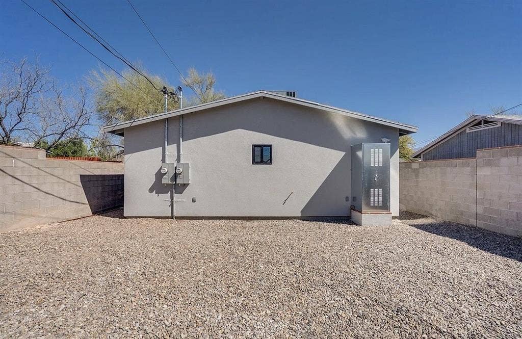 RENTAL HOUSE - 2 bed/1 bath