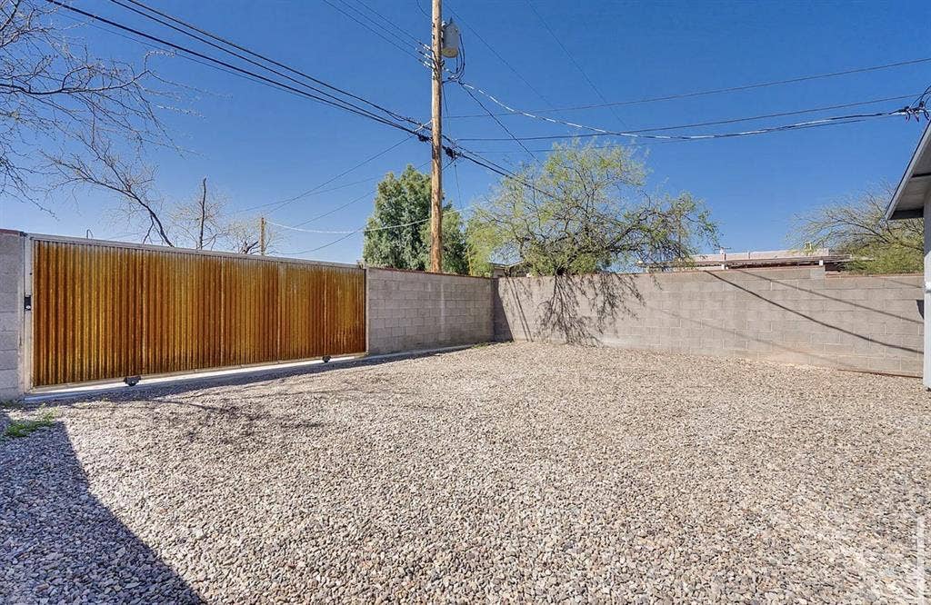 RENTAL HOUSE - 2 bed/1 bath