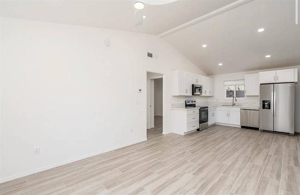 RENTAL HOUSE - 2 bed/1 bath