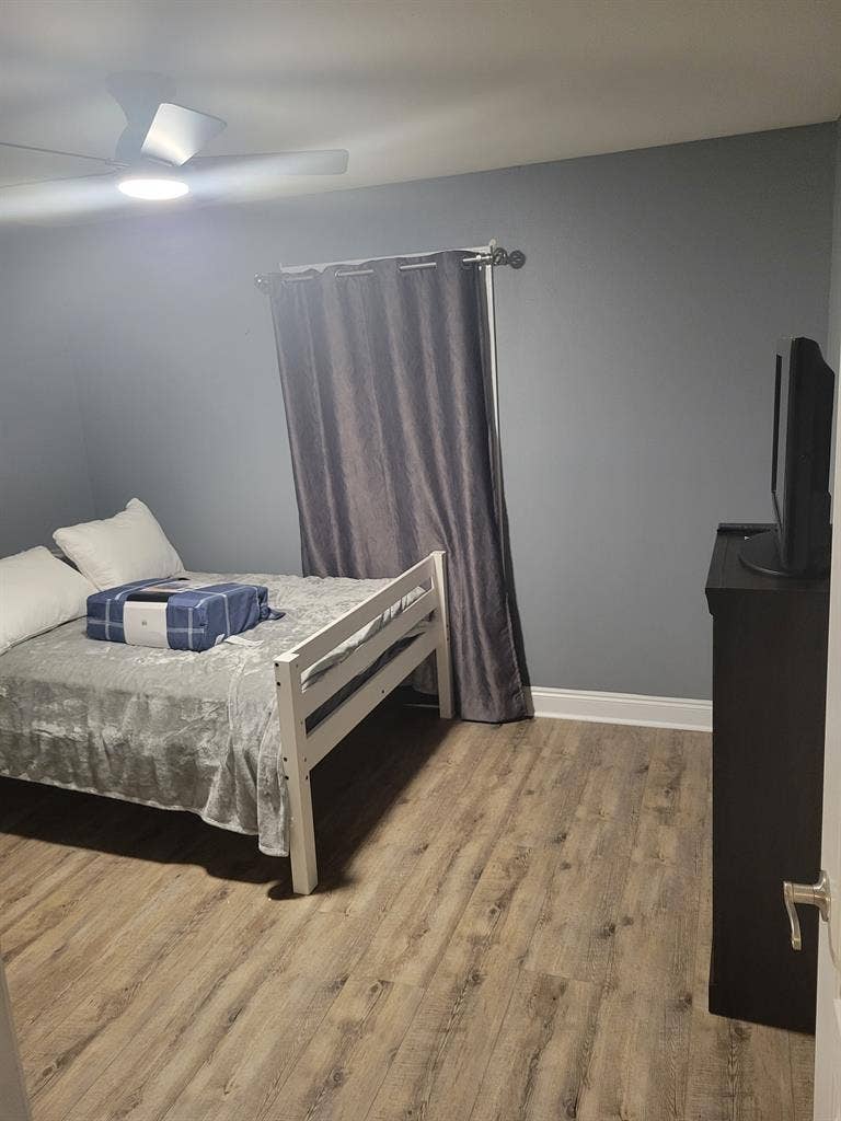 Single bedroom/bathroom
