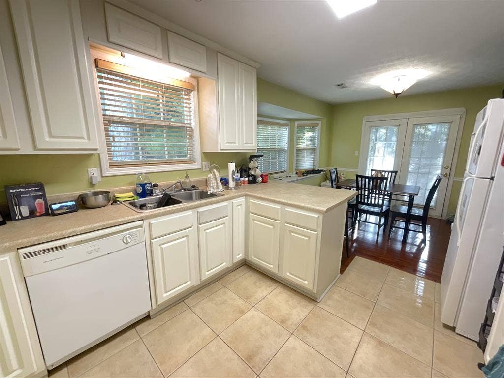 Private Bed and Bath in Quiet Area