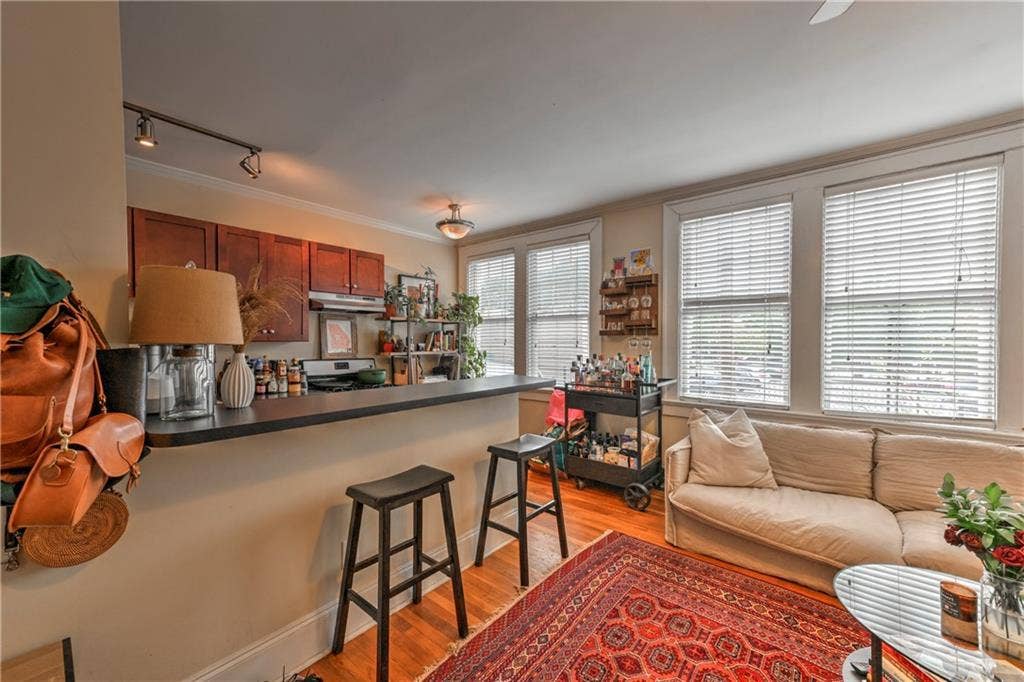 1BED 1BATH CHARMING APARTMENT